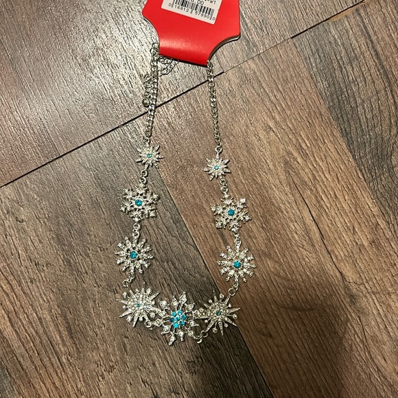 Seasons greetings snowflake necklace - Picture 1 of 3